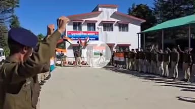 टिहरी: वंदे मातरम के 150 वर्ष पूर्ण होने पर टिहरी पुलिस ने किया सामूहिक राष्ट्रगान का गायन