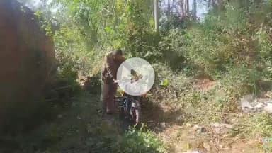 झांसी: मरघटे के पास दो बुलेट सवार युवक खाई में गिरे, एक युवक गंभीर रूप से घायल, पुलिस ने पहुंचाया अस्पताल