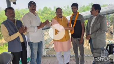 हरदोई: हरदोई में कोबरा सांप का फन मुँह से कुचलने वाले युवक पुनीत को भाजपा विधायक श्याम प्रकाश ने किया सम्मानित