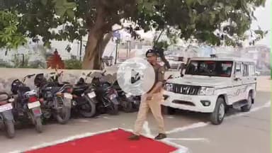 इटावा: जीआरपी थाने में गंदगी देख सीओ ने जताई नाराजगी, शस्त्र खुलवाकर भी देखे, हवालात व मालखाना में लाइट न होने पर टार्च जलाकर