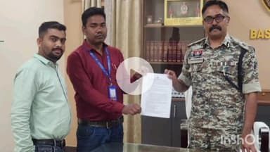 जगदलपुर: मतदाता सूची का विशेष गहन पुनरीक्षण अभियान, बीएलओ ने आईजी, कलेक्टर और एसपी को गणना पत्रक प्रदान किया