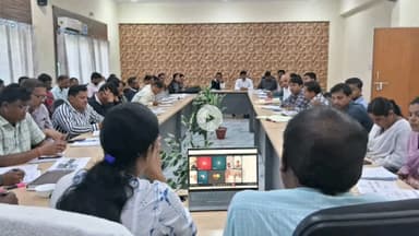 गिरिडीह: झारखंड राज्य स्थापना दिवस समारोह के सफल आयोजन को लेकर उप विकास आयुक्त ने DRDA सभागार में की बैठक