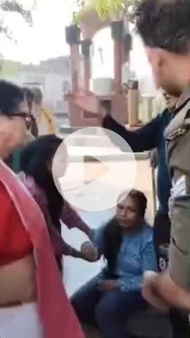 कानपुर: मेयर प्रमिला पांडे ने सड़क हादसे में घायल महिला को अपनी गाड़ी से अस्पताल पहुंचाया, वीडियो हुआ वायरल