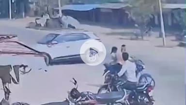 पडरौना: कुशीनगर से चौंकाने वाली तस्वीरें आईं, जहां ब्रेक की जगह एक्सीलरेटर दबाने से एक कार बेकाबू होकर दुकान में घुसी