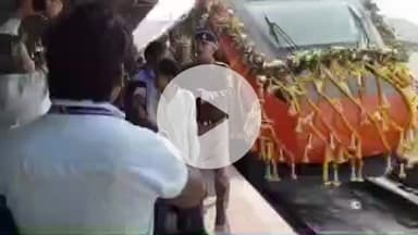 करछना: बनारस से छिवकी रेलवे स्टेशन पर वंदे भारत ट्रेन के पहुंचने पर जनप्रतिनिधियों और रेलवे अधिकारियों ने किया भव्य स्वागत