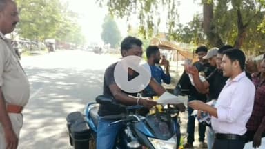 देवघर: देवघर में जिला परिवहन पदाधिकारी शैलेश प्रियदर्शनी के नेतृत्व में 'रफ्तार घटाओ, सुरक्षा बढ़ाओ' जागरूकता कार्यक्रम आयोजित