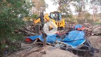 बगोदर: अटका: अवैध आरा मिल पर वन विभाग का बुलडोजर, संचालकों के खिलाफ मामला दर्ज