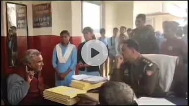 इटावा: इकदिल इलाके में अतिरिक्त फीस लेने की समस्या को लेकर छात्र-छात्राओं ने किया प्रदर्शन, पुलिस ने मामले को शांत कराया