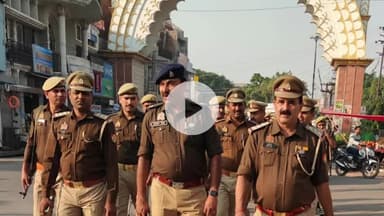 रामपुर: शनिवार को शाहबाद गेट पर अपर पुलिस अधीक्षक अनुराग सिंह ने भारी पुलिस बल के साथ पैदल गश्त की