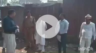 नानपारा: नानपारा में सार्वजनिक शौचालय के निर्माण स्थल का डीएम ने किया निरीक्षण, लिया जायजा