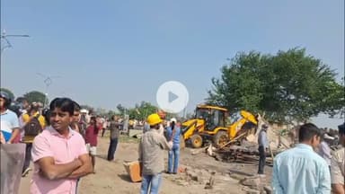 बोकारो एयरपोर्ट के पास सेक्टर 12 मोड़ पर बीएसएल की टीम ने चलाया अतिक्रमण हटाओ अभियान