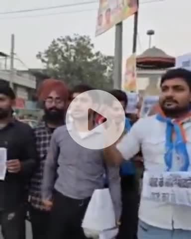 जगाधरी: बुढ़िया चौक पर कांग्रेस कार्यकर्ताओं ने 'वोट चोर, गद्दी छोड़' के नारे के साथ चुनाव आयोग का पुतला फूंका