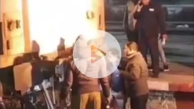 हाथरस: हाथरस जंक्शन रेलवे स्टेशन पर गोरखधाम सुपरफास्ट एक्सप्रेस का इंजन फेल, घंटों खड़ी रही एक्सप्रेस, यात्रियों को हुई परेशानी