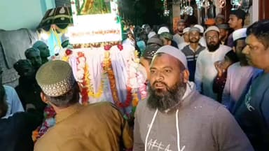 पूरनपुर: मोहल्ला रजागंज से उर्स-ए-कासमी मरहरा शरीफ के लिए निकला चादर शरीफ का जुलूस