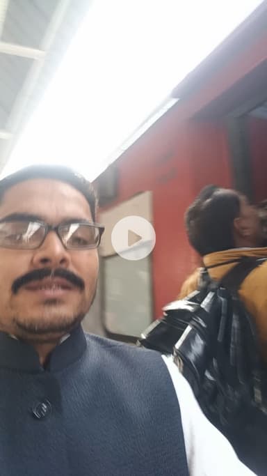 देश के प्रधानमंत्री जी ने देश के मजदूरों से कहा था कि हवाई चप्पल पहनने वाला भी हवाई जहाज में उड़ेगा, लेकिन आज देखिए किस तरीके से देश का मजदूर ट्रेन में लटक कर सफर करने को मजबूर है, 
                  आपका 
             ए एस नोमानी