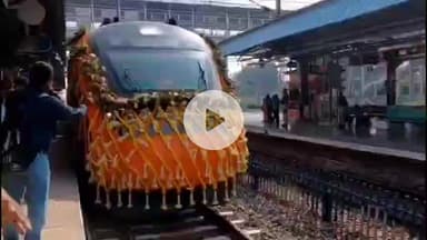 मिर्ज़ापुर: वाराणसी से चलकर विंध्याचल पहुंची पहली वंदे भारत एक्सप्रेस ट्रेन, कैबिनेट मंत्री आशीष पटेल ने हरी झंडी दिखाकर किया रवाना