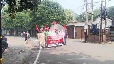 इटावा: किसानों की समस्याओं को लेकर उत्तर प्रदेश किसान सभा ने मुख्यमंत्री के नाम कलेक्ट्रेट में सौंपा ज्ञापन