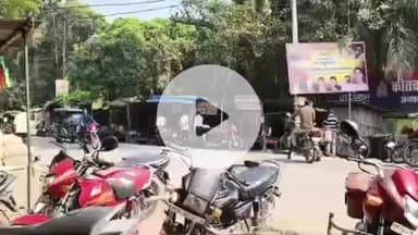 पट्टी: पट्टी कस्बे में बिना हेलमेट के फर्राटा भर रहे पुलिसकर्मी, यातायात माह के नियमों की उड़ा रहे धज्जियां