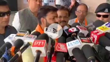 पटना ग्रामीण: पवन सिंह ने खेसारी पर कसा तंज, कहा- जिसके खिलाफ बोल रहे, उन्हीं का पैर छूकर ले रहे आशीर्वाद