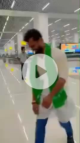 पटना ग्रामीण: राजनीति में एक्टिंग जारी: खेसारी लाल यादव ने मनोज तिवारी के पैर छूकर लिया आशीर्वाद