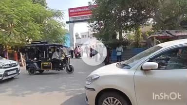 हरदोई: मेडिकल कॉलेज गेट पर ई-रिक्शा के जमावड़े के चलते हो रहीं दुर्घटनाएं, एंबुलेंस से युवक हुआ घायल