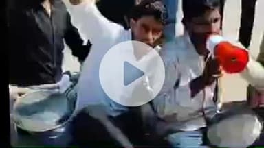 पीपलदा: राजकीय महाविद्यालय इटावा के छात्र अपनी विभिन्न मांगों को लेकर अंबेडकर सर्किल पर बैठे अनिश्चितकालीन धरने पर