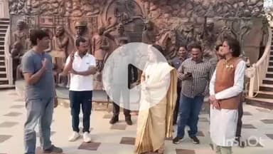 हाथरस: आगरा रोड शहीद पार्क पर 151 फुट के राष्ट्रीय ध्वज की मरम्मत, दिल्ली से आए कारीगर ने नगर पालिका अध्यक्ष को दी बधाई