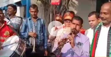 पटना ग्रामीण: राबड़ी आवास के बाहर तेजस्वी यादव के जन्मदिन पर ढोल-नगाड़ों और मिठाई के साथ पहुंचे राजद नेता और कार्यकर्ता