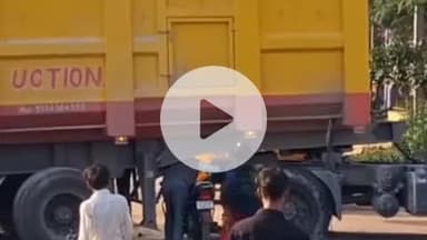 झांसी: पुनावली रोड पर ईंटों से भरा ट्रक फंसा, गांव जाने वाला रास्ता हुआ बंद, ट्रक के नीचे से निकलते नजर आए लोग