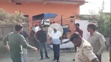 लोहरदगा: नवाड़ी पाड़ा टंगरा टोली में नशे में धुत ट्रैक्टर चालक ने दीवार तोड़ी, घर में घुसा, कोई क्षति नहीं