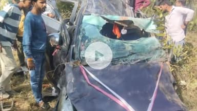 झालरापाटन: 8-लेन निम्तुर फंटे के पास अंता चुनाव में शामिल होने जा रहे कार्यकर्ताओं की कार बेकाबू होकर खाई में गिरी, आधा दर्जन घायल