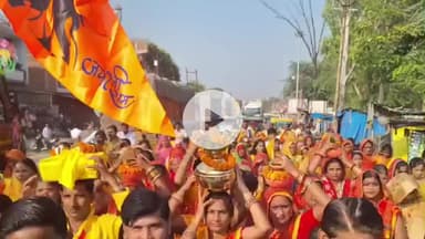 हमीरपुर: सुमेरपुर कस्बे के बड़ी पुलिया के पास कलश यात्रा में शामिल हुईं बड़ी संख्या में पीतांबरधारी महिलाएं