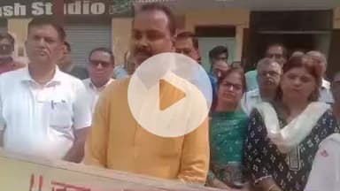 करछना: नैनी के चक भटाई में छत्तीसगढ़ के नेता की आपत्तिजनक टिप्पणी के विरोध में सिंधी समाज के लोगों ने किया प्रदर्शन