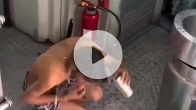 झांसी: झांसी के युवक ने ट्रेन में खेला जुआ, फिर बाल्टी और मग से कोच में नहाया, वीडियो हुआ वायरल