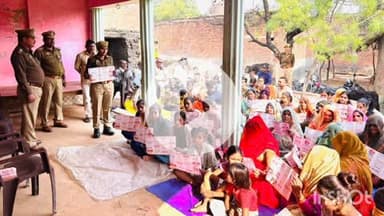 बिधूना: सहार क्षेत्र के अलग-अलग गांव में चौपाल लगाकर महिलाओं को जागरूक किया गया