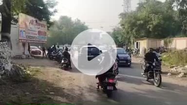 झांसी: खाती बाबा मंदिर के सामने तेज रफ्तार स्कूटी सवार युवती ने व्यापारी को मारी टक्कर, व्यापारी का सामान हुआ टूटा