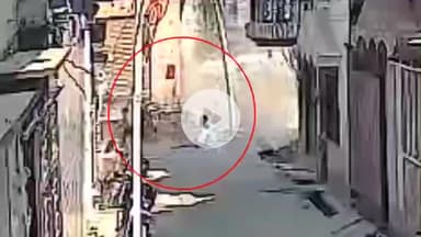 नौगावां सादात: नौगांवा में दर्दनाक हादसा, गैस सिलेंडर ब्लास्ट में एक बच्चे की मौत, दो घायल, सीसीटीवी कैमरे में कैद