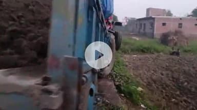 नौतन दुबे में रोड खराब होने से दो टैक्टर की घटना होने से बच्ची #