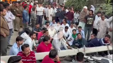 मुज़फ्फरनगर: विद्युत कर्मियों की लापरवाही से स्कूटी सवार पर गिरा खंबा, हुई दर्दनाक मौत, परिजनों ने शव रखकर किया हंगामा