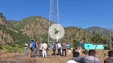 टिहरी: स्वास्थ्य सुविधाओं में सुधार की मांग को लेकर आंदोलन का अनोखा विरोध, कुछ लोग चढ़े टावर पर और कुछ उतरे झील में