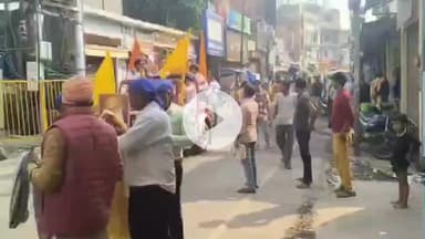 इटावा: गुरुनानक देव के प्रकाशोत्सव पर गुरुद्वारा करमगंज से भव्य शोभायात्रा निकाली गई, पांच प्यारों ने की पुष्पवर्षा