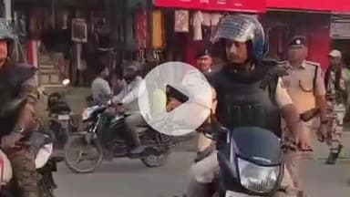 परसौनी: परसौनी में पुलिस और CAPF का फ्लैग मार्च, चुनाव को लेकर डीएसपी के नेतृत्व में सतर्कता बढ़ाई गई