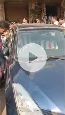 मुज़फ्फरनगर: चरथावल में बड़ा हादसा टला, कार में फंसे मासूम को शीशा तोड़कर बचाया गया, परिजन उसे कार में बंद कर बाजार चले गए थे