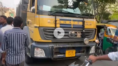 पूरनपुर: धनाराघाट मार्ग पर डंपर की टक्कर से बाल-बाल बचा बाइक सवार युवक