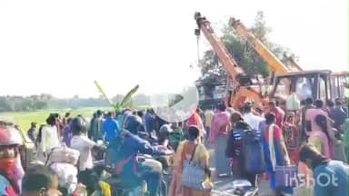 পাঁচলা: গতকাল রাতে আমতা 10 নম্বর পুলের কাছে দুর্ঘটনাগ্রস্ত ডাম্পারটিকে নয়নজুলি থেকে তোলা  ক্রেনের সাহায্যে