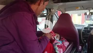 रामपुर: कतरपुर गांव में आंख से झूम रहे बच्चे को जिला अस्पताल की इमरजेंसी में नहीं मिला इलाज, बच्चे के गार्जियन ने खोली पोल