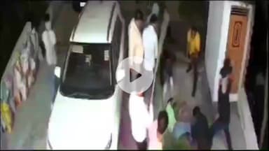 इटावा: बढ़पुरा इलाके में कार सवार दबंगों ने जमकर की मारपीट, सीसीटीवी फुटेज आया सामने, पुलिस ने घायलों का कराया मेडिकल परीक्षण