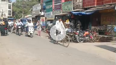 हरदोई: शहर की धर्मशाला रोड पर व्यापारियों ने घेर रखी फुटपाथ, हर वक्त जाम लगा रहता है, लोग बोले- कार्रवाई हो