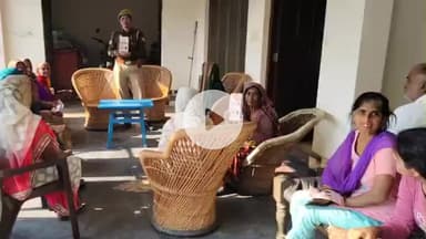 नौगावां सादात: बढ़ते अपराध को देखते हुए नौगांवा थाना पुलिस ने साइबर अपराध के प्रति महिलाओं और युवतियों को किया जागरूक