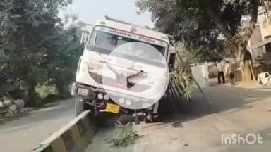 बिधूना: कोतवाली क्षेत्र के नदी पुल के समीप तेज रफ्तार डंपर डिवाइडर पर चढ़ा, बड़ा हादसा होने से टला